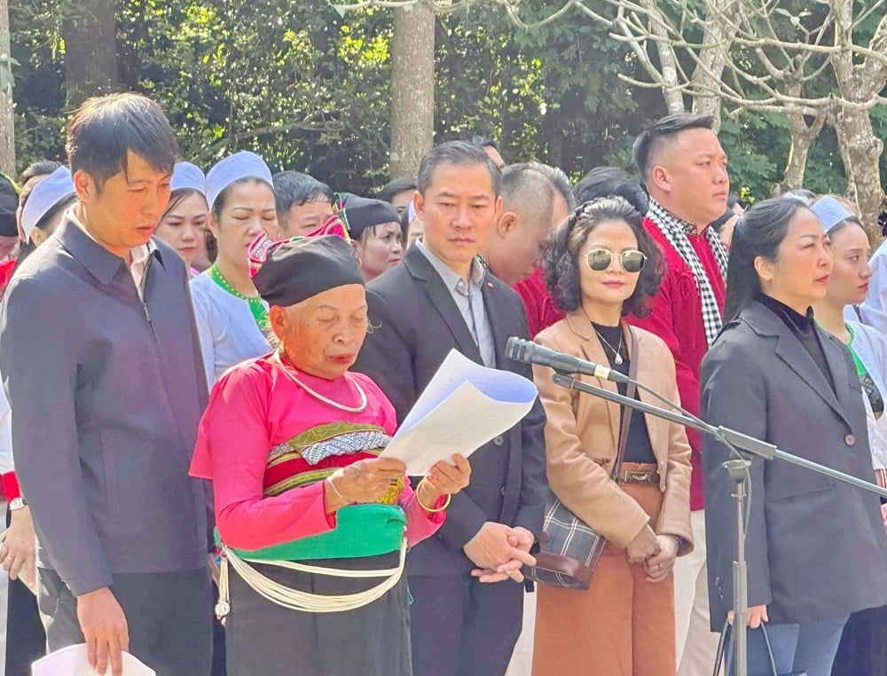 Đồng bào dân tộc Mường báo công dâng Bác tại Khu di tích K9