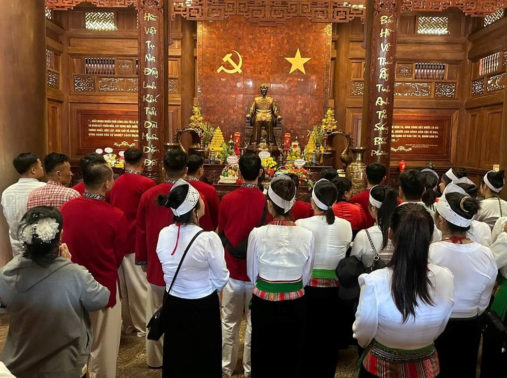 Masyarakat suku Muong melaporkan prestasi mereka kepada Paman Ho di situs peninggalan K9 - foto 1