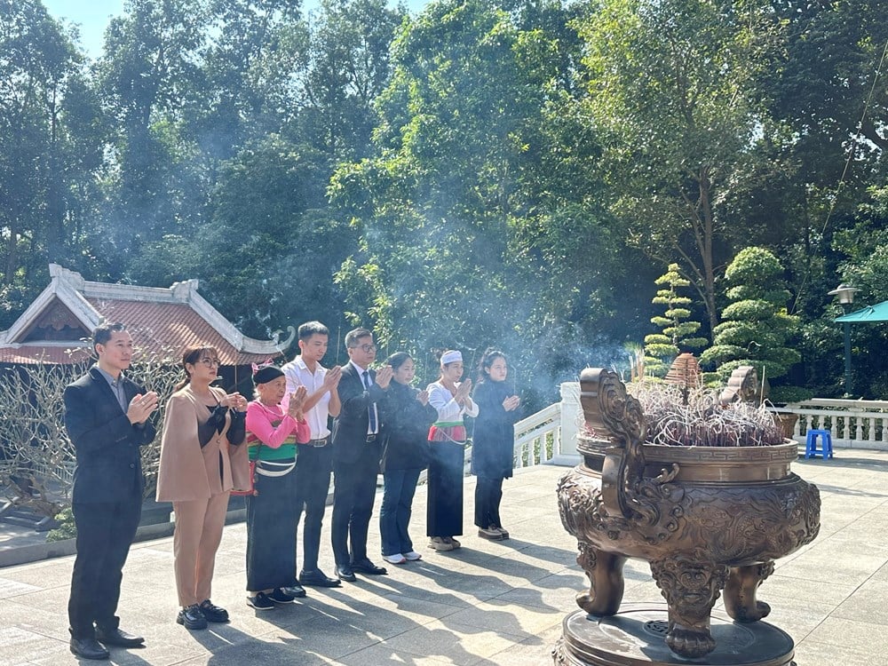 Masyarakat suku Muong melaporkan prestasi mereka kepada Paman Ho di situs peninggalan K9 - foto 2