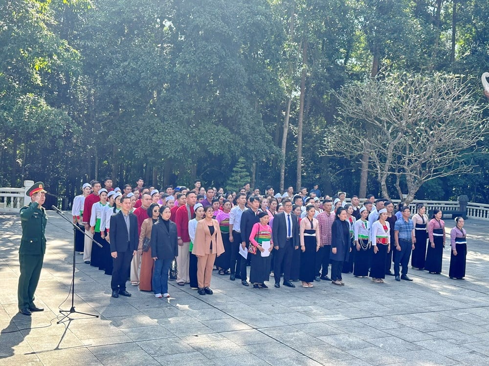 Masyarakat suku Muong melaporkan pencapaian mereka kepada Paman Ho di situs peninggalan K9 - foto 4