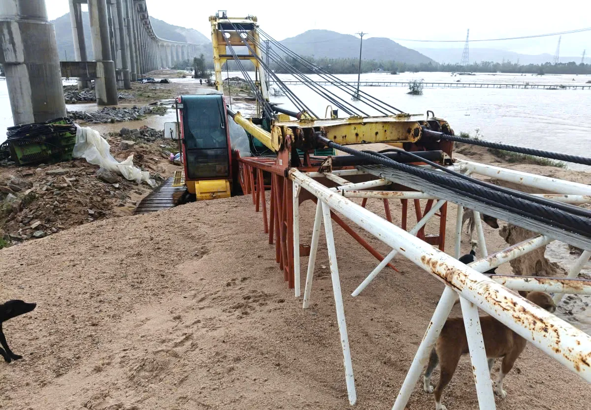 Mưa lũ gây thiệt hại 3 gói thầu cao tốc Quy Nhơn - Chí Thạnh, nguy cơ chậm tiến độ  - Ảnh 1.