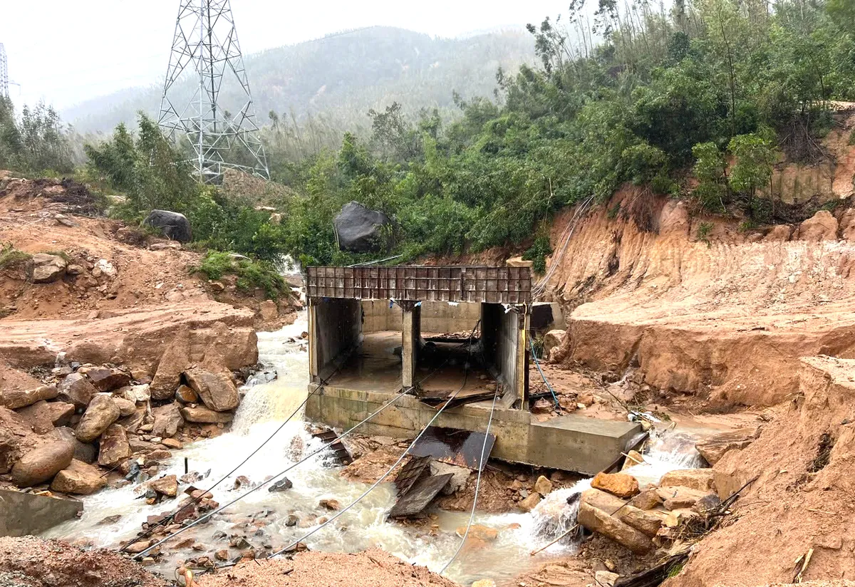 Mưa lũ gây thiệt hại 3 gói thầu cao tốc Quy Nhơn - Chí Thạnh, nguy cơ chậm tiến độ  - Ảnh 2.