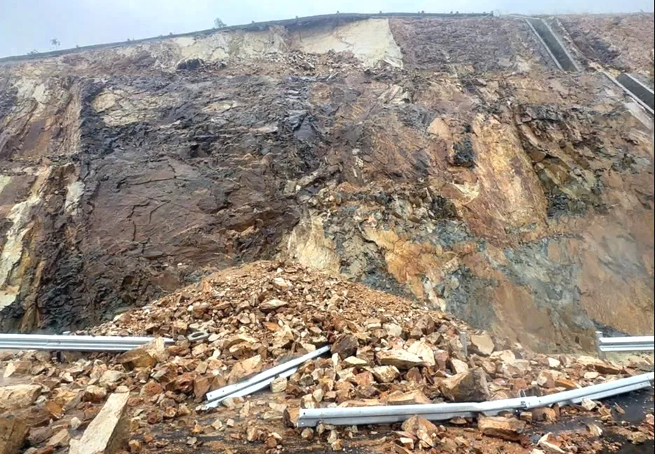 Mưa lũ gây thiệt hại 3 gói thầu cao tốc Quy Nhơn - Chí Thạnh, nguy cơ chậm tiến độ  - Ảnh 3.