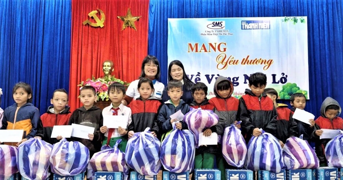 Tặng 400 suất quà và học bổng cho học sinh vùng núi lở Trà Đốc