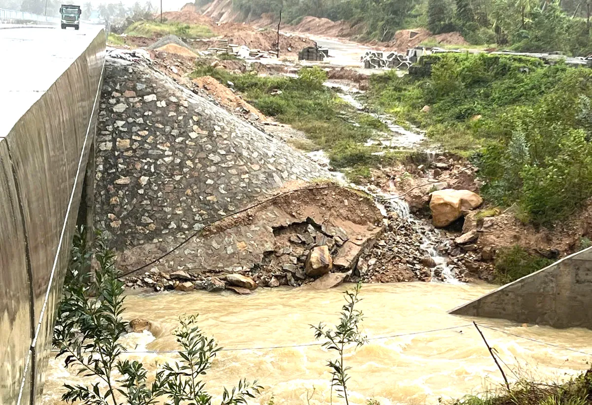 Mưa lũ gây thiệt hại 3 gói thầu cao tốc Quy Nhơn - Chí Thạnh, nguy cơ chậm tiến độ  - Ảnh 4.