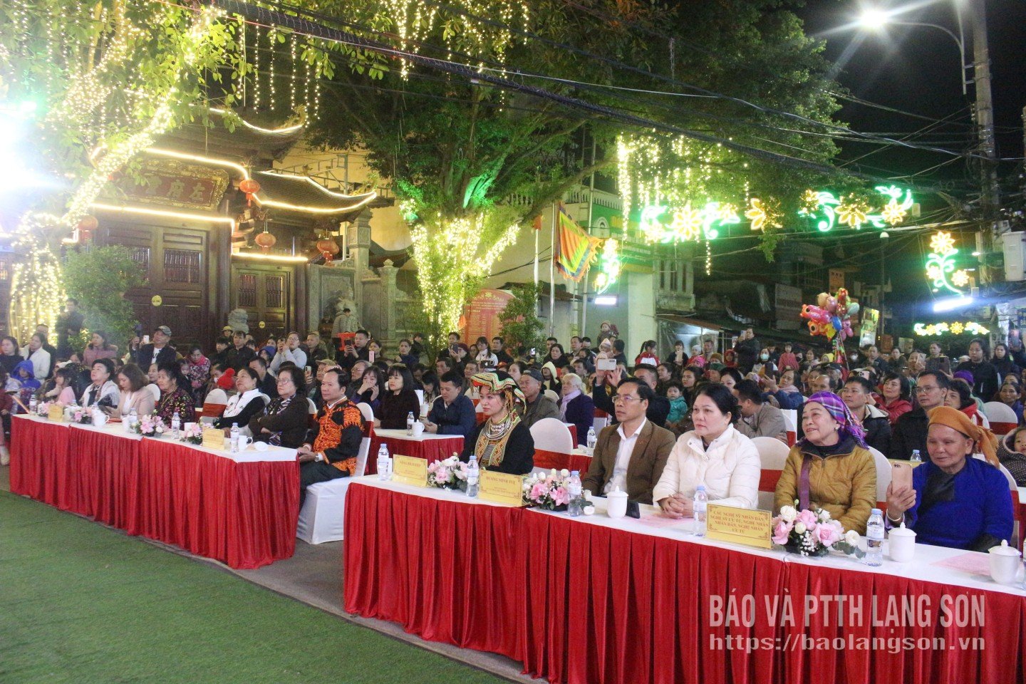 پروگرام میں مندوبین اور کثیر تعداد میں لوگوں نے شرکت کی۔