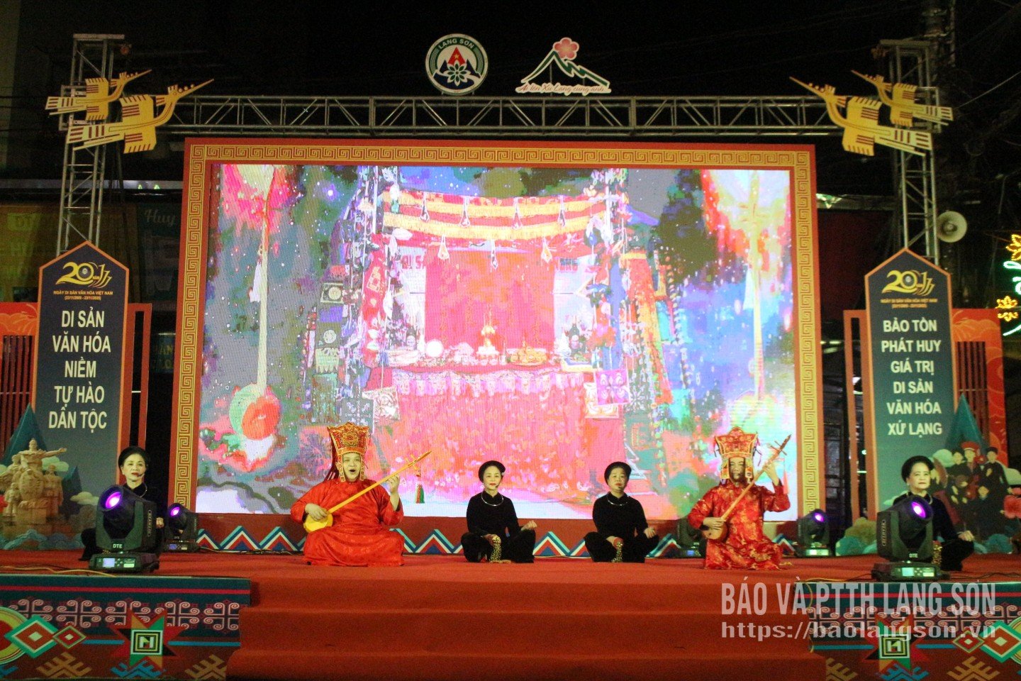 پھر کو پرفارمنس ٹن کھچ (مہمانوں کا استقبال)