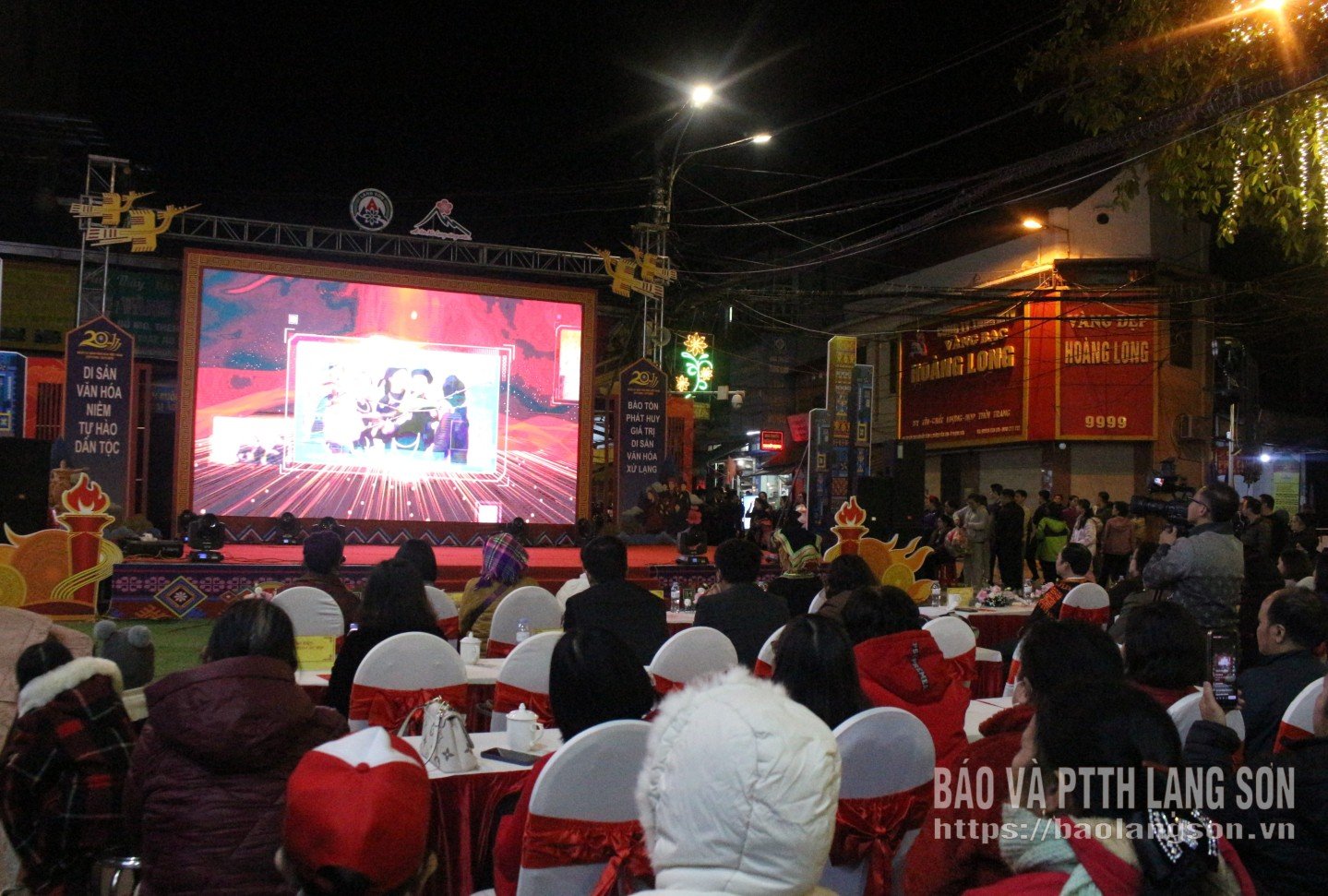 مندوبین اور لوگ مقابلے کا آغاز کرتے ہوئے ویڈیو کلپ دیکھتے ہیں۔