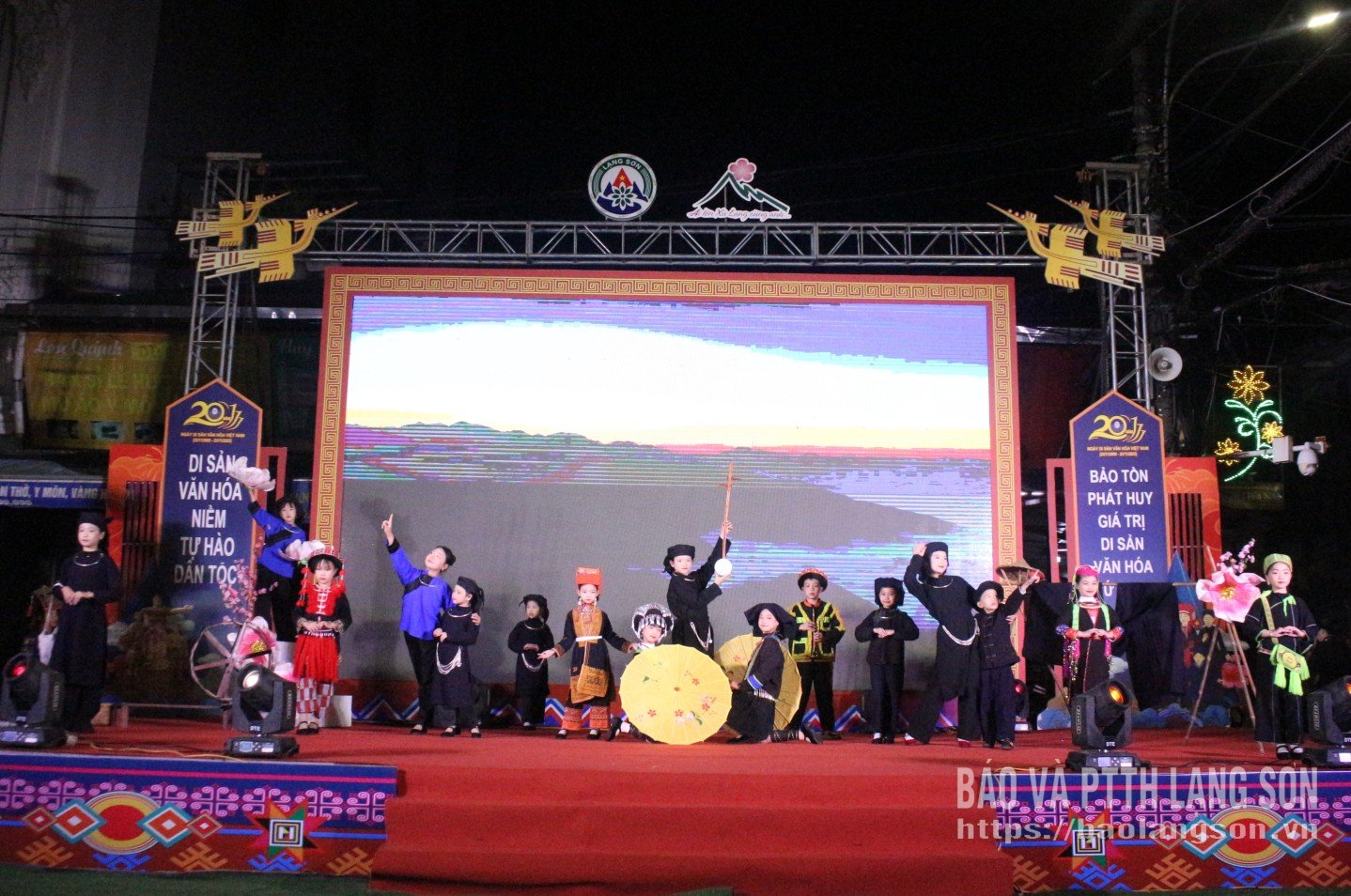 مقامی بچوں کی روایتی ملبوسات کی پرفارمنس