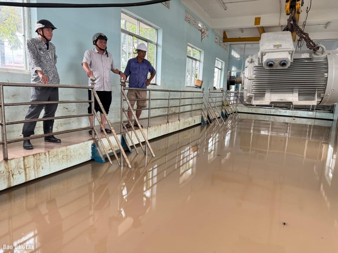 บริษัท การประปาและการระบายน้ำภูเยน กำลังดำเนินการซ่อมแซมระบบสูบน้ำที่ถูกน้ำท่วมขัง