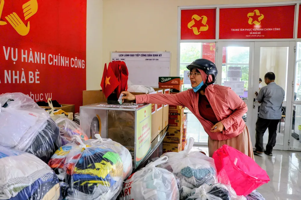 ชาวนครโฮจิมินห์ร่วมบริจาคช่วยเหลือผู้ประสบภัยน้ำท่วม