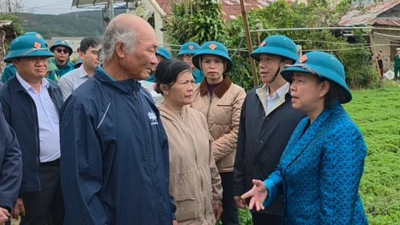 Chủ tịch Ủy ban MTTQ Việt Nam thăm bà con bị thiệt hại do mưa lũ