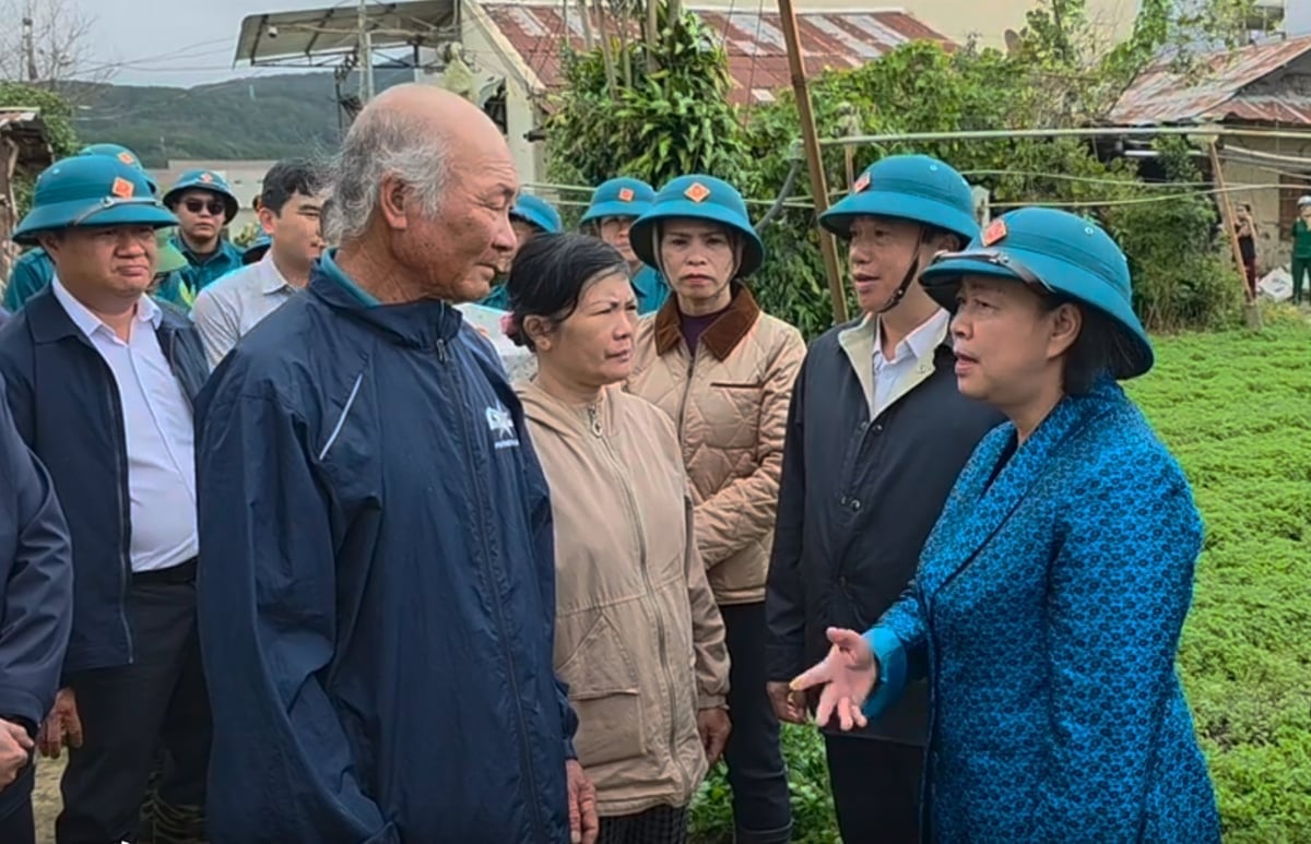 का डो कम्यून में, कॉमरेड बुई थी मिन्ह होई ने लोगों के स्वास्थ्य और जीवन-यापन की स्थिति के बारे में विनम्रतापूर्वक जानकारी ली। उन्होंने इस प्राकृतिक आपदा में स्थानीय लोगों को हुए नुकसान के प्रति अपनी गहरी संवेदना व्यक्त की। फोटो: एच.एस. Tại xã Ka Đô, đồng chí Bùi Thị Minh Hoài đã ân cần hỏi thăm tình hình sức khỏe, đời sống của người dân. Bày tỏ sự cảm thông sâu sắc trước thiệt hại mà người dân địa phương phải gánh chịu trong đợt thiên tai lần này. Ảnh: HS.