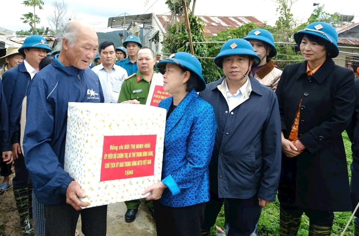 वियतनाम फादरलैंड फ्रंट की केंद्रीय समिति की अध्यक्ष, सुश्री बुई थी मिन्ह होई ने का डो कम्यून में भारी नुकसान झेलने वाले परिवारों को उपहार भेंट किए। फोटो: एच.एस. Chủ tịch Ủy ban Trung ương MTTQ Việt Nam, bà Bùi Thị Minh Hoài đã trao quà hỗ trợ cho hộ gia đình bị thiệt hại nặng tại xã Ka Đô. Ảnh: HS.