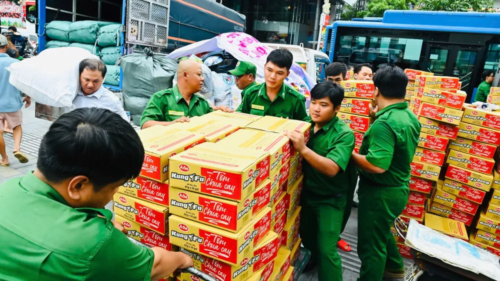 สินค้าถูกส่งไปยังจุดต้อนรับบ้านวัฒนธรรมเยาวชนในเช้าวันที่ 22 พฤศจิกายน ภาพ: VIET DUNG