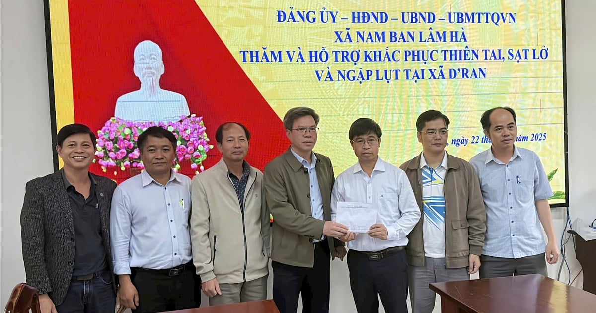 Xã Nam Ban Lâm Hà hỗ trợ cho bà con xã D’ran khắc phục thiệt hại do mưa lũ