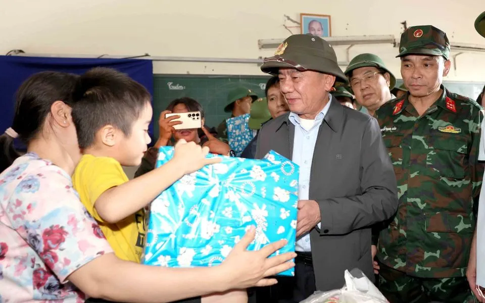 Постоянный член Секретариата Тран Кам Ту вручает подарки и оказывает поддержку жителям коммуны Дьен-Дьен, которые серьёзно пострадали от наводнений. (Фото: VNA) Thường trực Ban Bí thư Trần Cẩm Tú tặng quà, hỗ trợ nhân dân xã Diên Điền chịu hậu quả nặng nề do mưa lũ. (Ảnh: TTXVN)