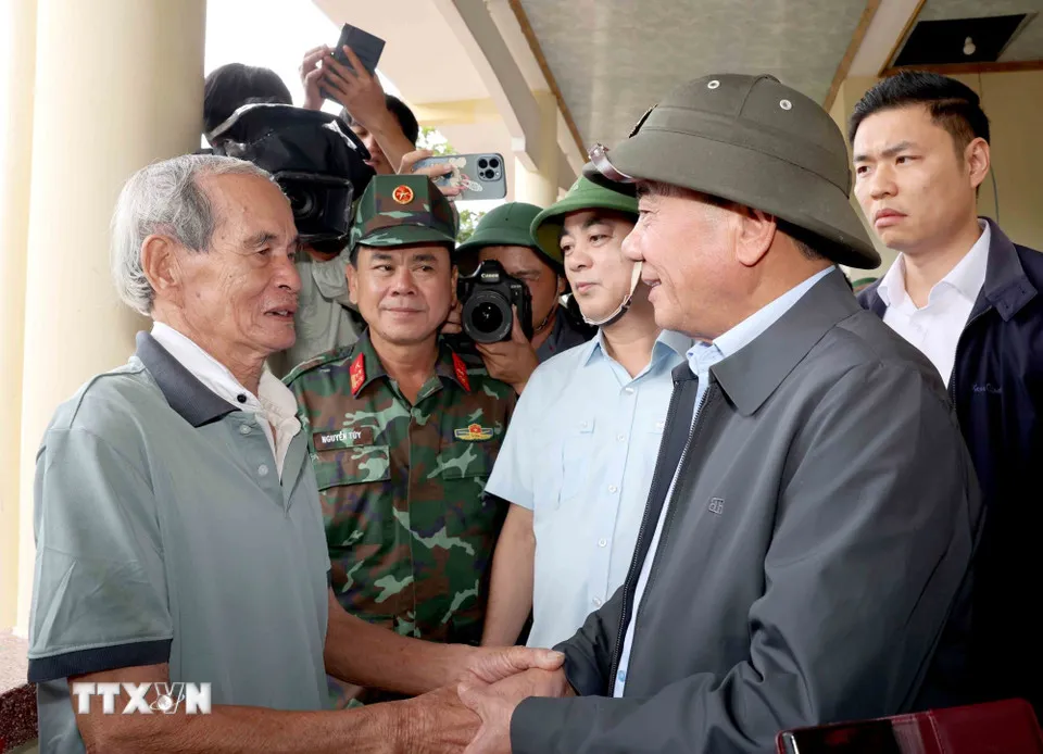 Sớm khôi phục sản xuất, ổn định cuộc sống cho nhân dân vùng lũ Khánh Hòa - Ảnh 1.