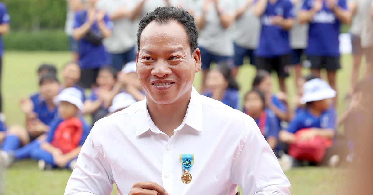 Lực sĩ Lê Văn Công nhận Huân chương Vàng của Pháp