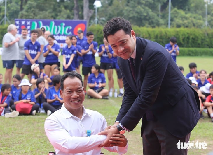 Lực sĩ Lê Văn Công nhận Huân chương Vàng của Pháp - Ảnh 1.