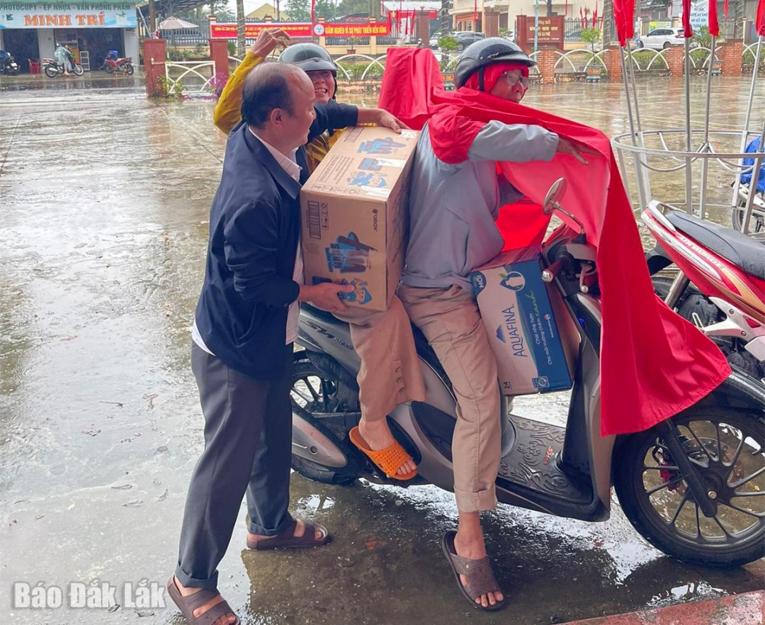 ប្រជា​ពលរដ្ឋ​ឃុំ​អៀ​ភឿ​ង​ជំនន់​ទឹកភ្លៀង​នាំយក​សម្ភារ​ចាំបាច់​មក​ផ្ទះ​វប្បធម៌​ឃុំ​ដើម្បី​ផ្គត់ផ្គង់​ប្រជាពលរដ្ឋ​នៅ​តំបន់​រងគ្រោះ​ទឹកជំនន់​។
