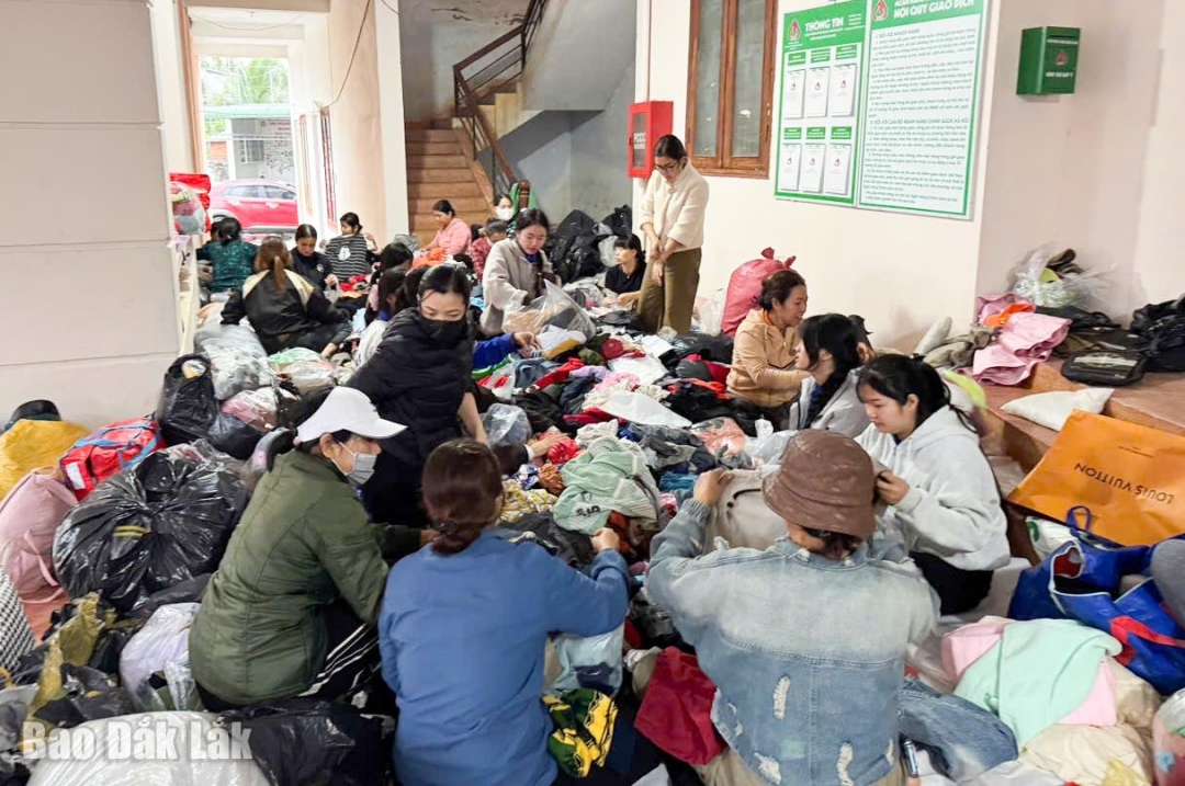 មន្ត្រី​អាជ្ញាធរ និង​ប្រជាពលរដ្ឋ​ឃុំ​អៀ​ភើ បាន​រួម​គ្នា​តម្រៀប​សម្លៀក​បំពាក់​ចាស់ៗ ដើម្បី​បញ្ជូន​ជា​បន្ទាន់​ជូន​ប្រជាពលរដ្ឋ​រងគ្រោះ​ដោយ​ទឹកជំនន់។