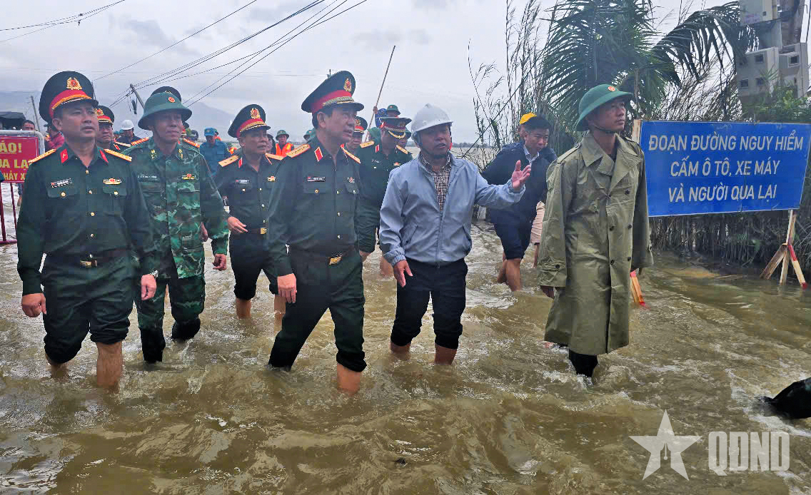 Đại tướng Phan Văn Giang thăm, tặng quà người dân vùng lũ tỉnh Gia Lai