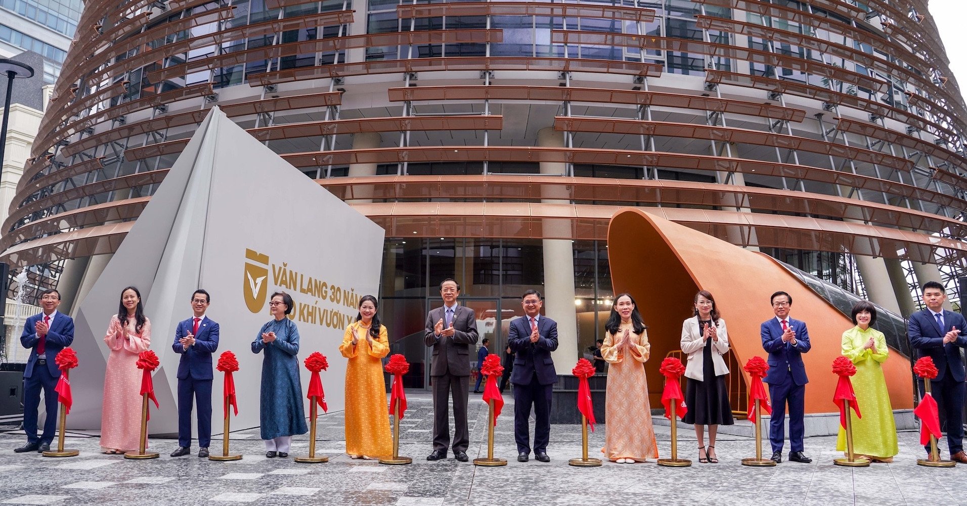 Trường Đại học Văn Lang nhận Huân chương Lao động hạng Nhì