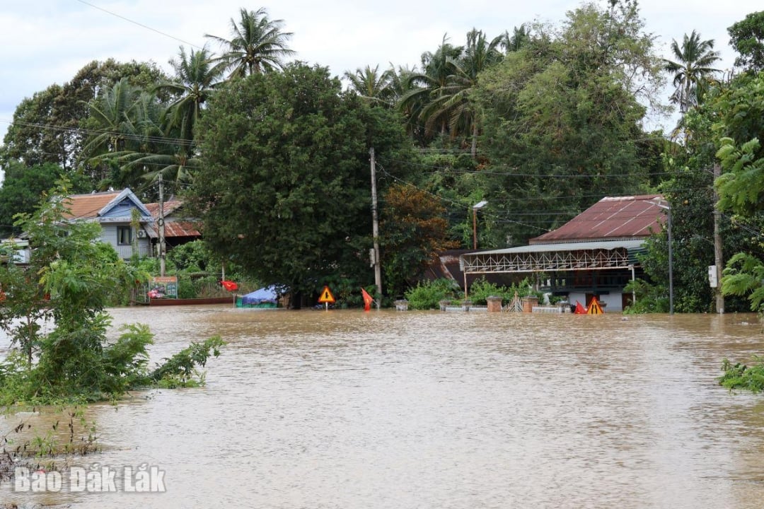 Nước lũ tiếp tục dâng cao tại xã biên giới Buôn Đôn