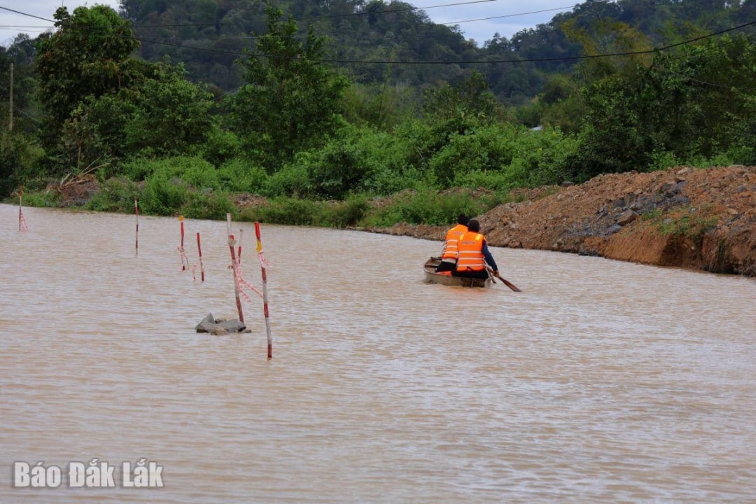 អាជ្ញាធរបានចែវទូកឆ្លងកាត់