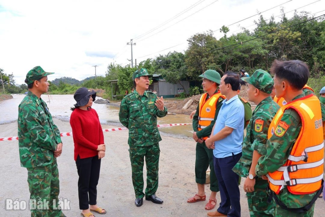 លោកវរសេនីយ៍ឯក Nguyen Van Linh និងថ្នាក់ដឹកនាំរដ្ឋាភិបាលមូលដ្ឋានឃុំ Buon Don រួមជាមួយកងកម្លាំងមុខងារបានពិភាក្សាអំពីស្ថានភាពទឹកជំនន់នៅតំបន់នោះ។