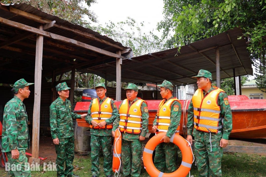 លោកវរសេនីយ៍ឯក Nguyen Van Linh ពិភាក្សាការងារ