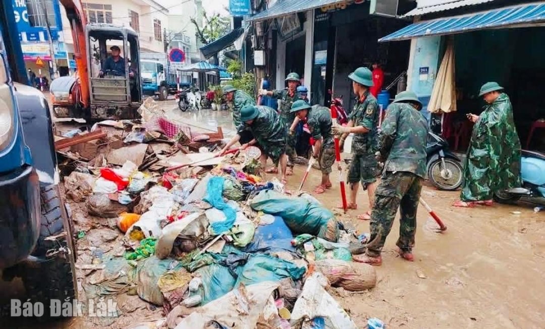 Nỗ lực dọn vệ sinh môi trường, hạn chế dịch bệnh sau lũ