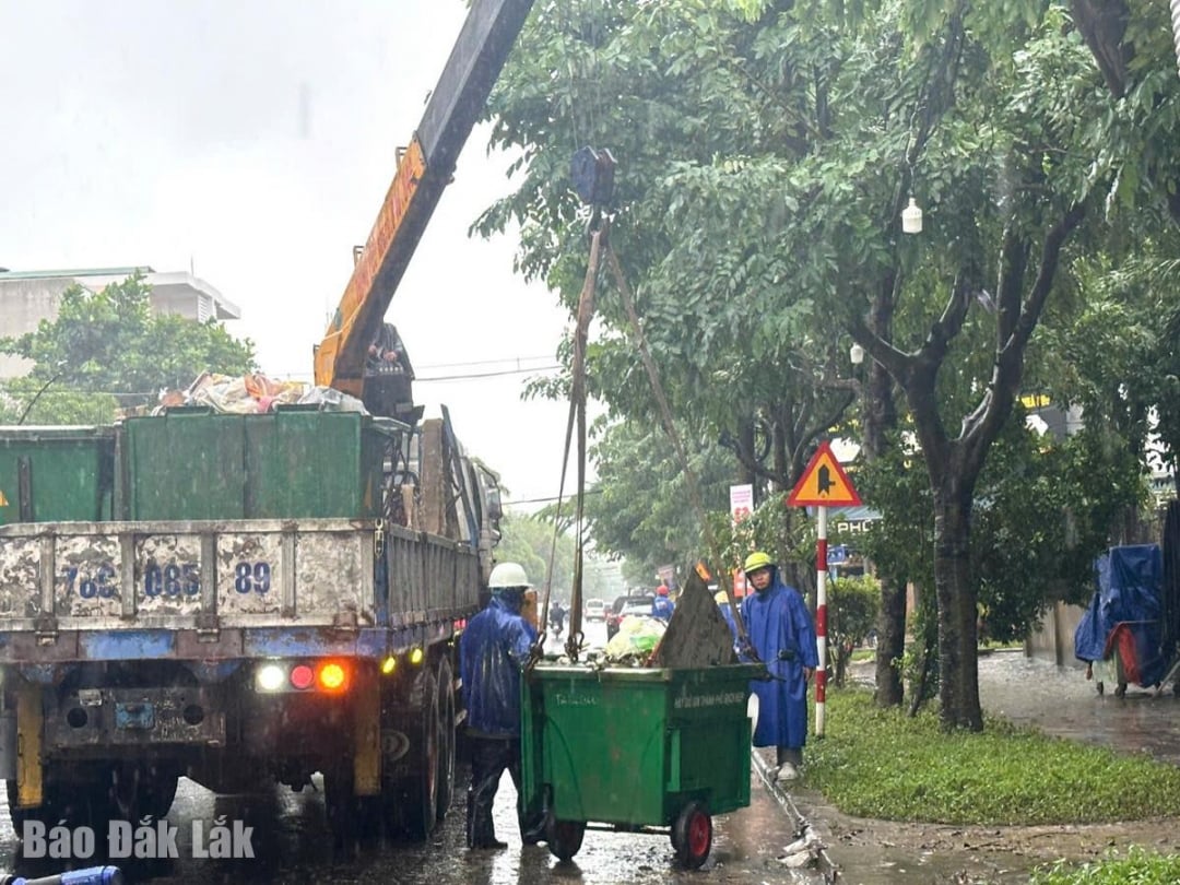 تمت تعبئة شاحنات القمامة بكامل طاقتها.