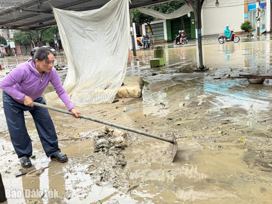 وانتهز الناس أيضًا الفرصة لجمع الطين عندما انحسرت مياه الفيضانات.
