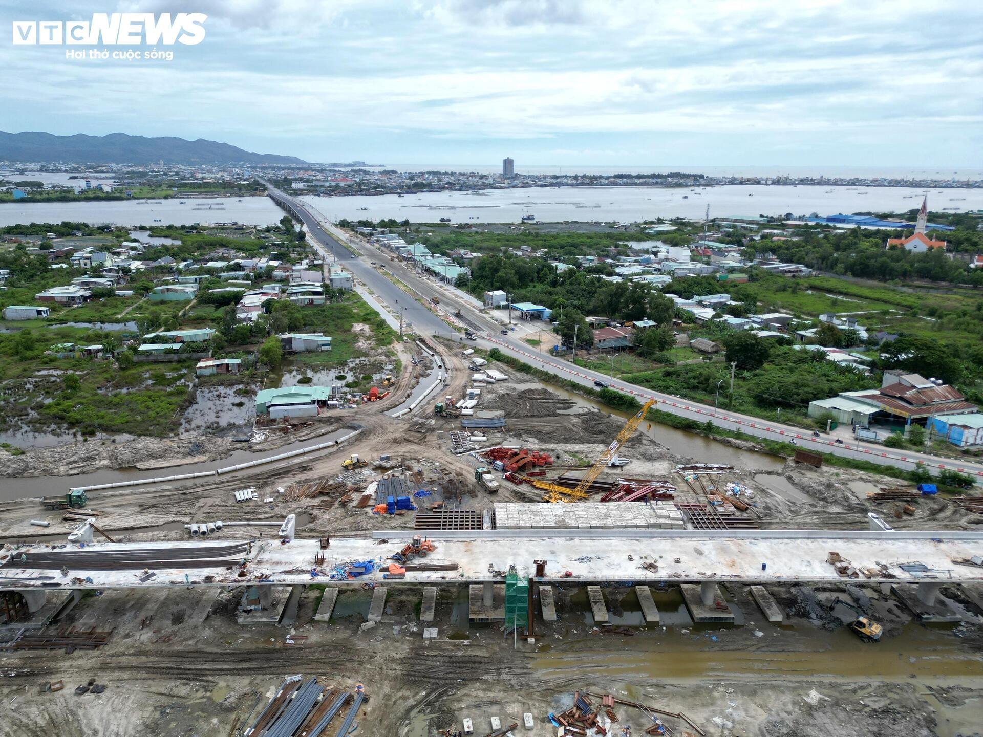 Construcția aglomerată a unui drum de coastă de 7.000 de miliarde de rupie care leagă orașul Ho Chi Minh de Lam Dong - 9