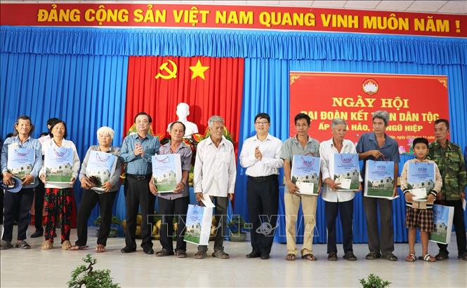 Phó Chủ tịch Quốc hội Lê Minh Hoan dự Ngày hội Đại đoàn kết dân tộc ở xã Ngũ Hiệp