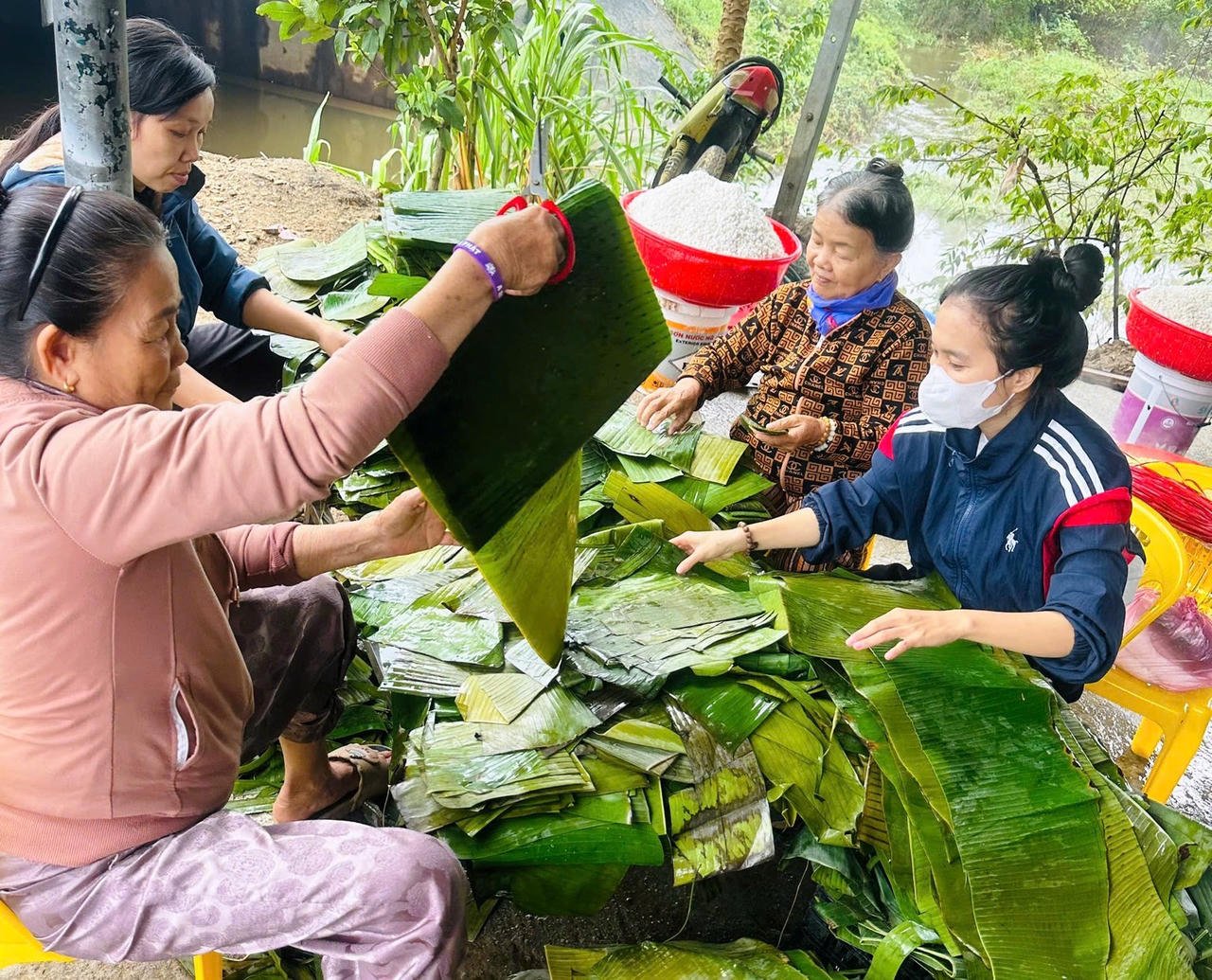 مردم منطقه سیل‌زده کمون ها نها به مردم منطقه سیل‌زده قدیمی فو ین روی می‌آورند.