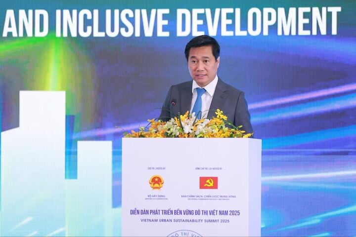 O vice-ministro da Construção, Nguyen Tuong Van, discursa no Fórum de Desenvolvimento Urbano Sustentável do Vietnã 2025.