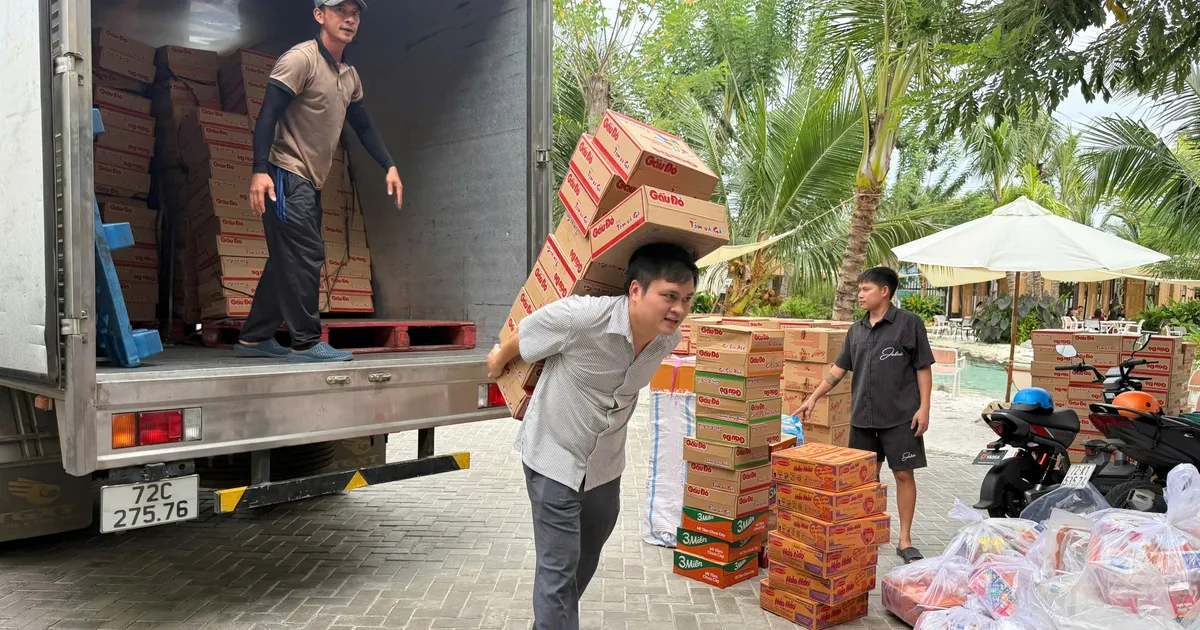 Xã Long Hải (TPHCM): Chở "Chuyến xe yêu thương" đến người dân vùng lũ