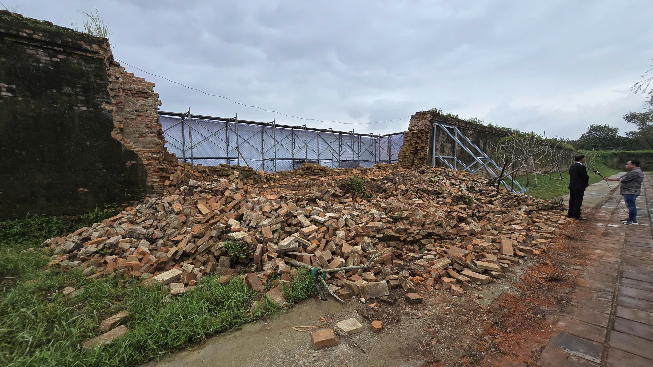 Công bố tình huống khẩn cấp sau vụ sập tường Hoàng Thành