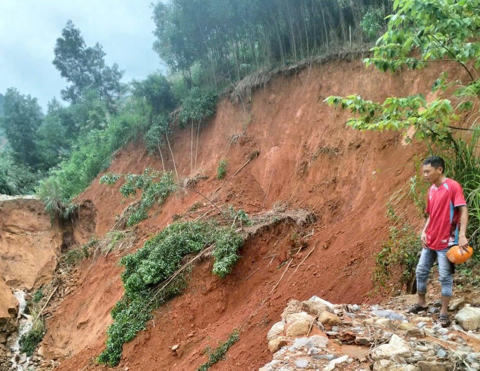 সিএ ড্যাম কমিউন পিপলস কমিটির কেন্দ্র থেকে ট্যাং গ্রাম পর্যন্ত রাস্তাটি ভেঙে গেছে এবং গুরুতর ভূমিধসের ঘটনা ঘটেছে। ছবি: সিভি।