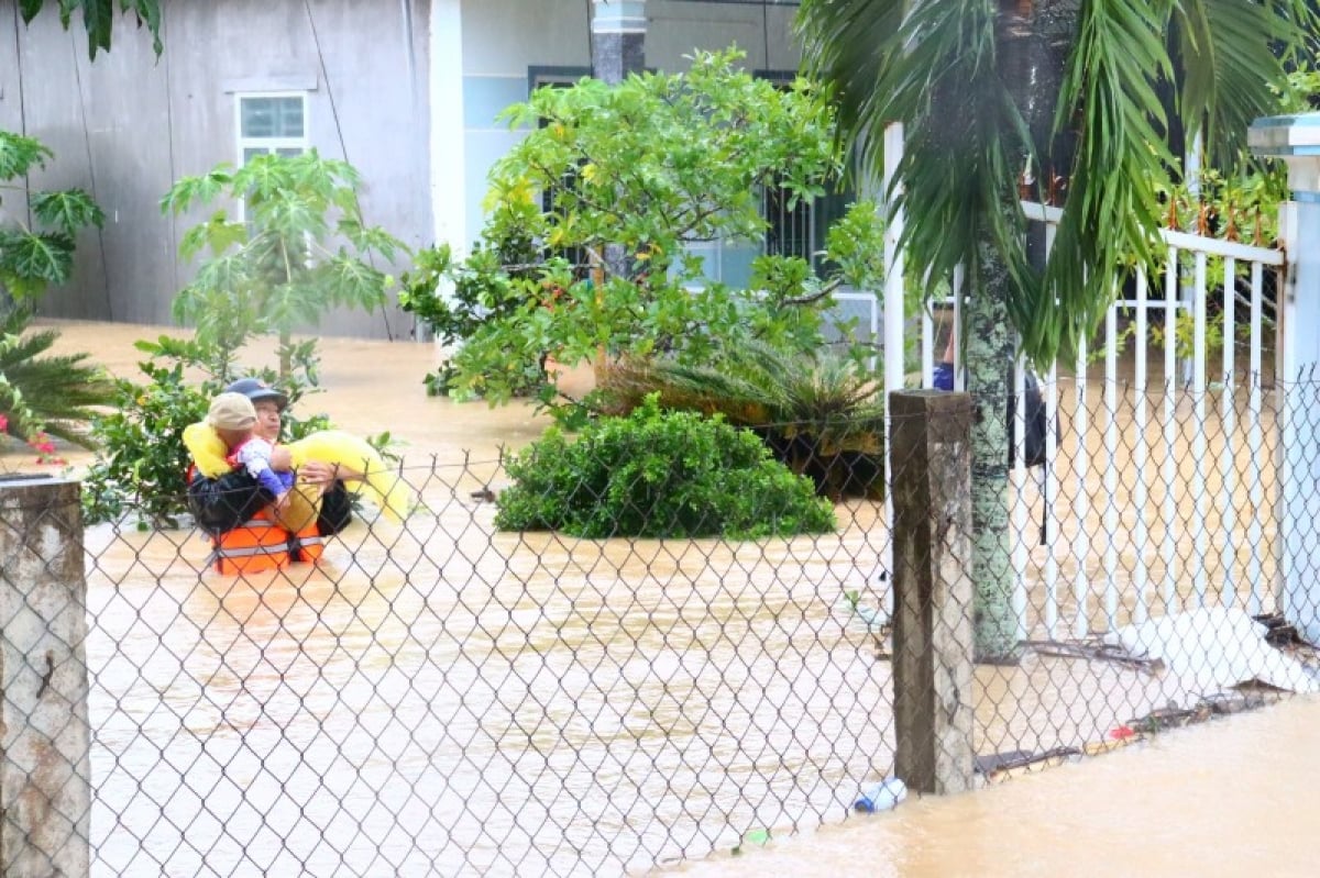 Cán bộ, học viên Học viện Hải quân dầm mình giúp nhân dân trong mưa lũ