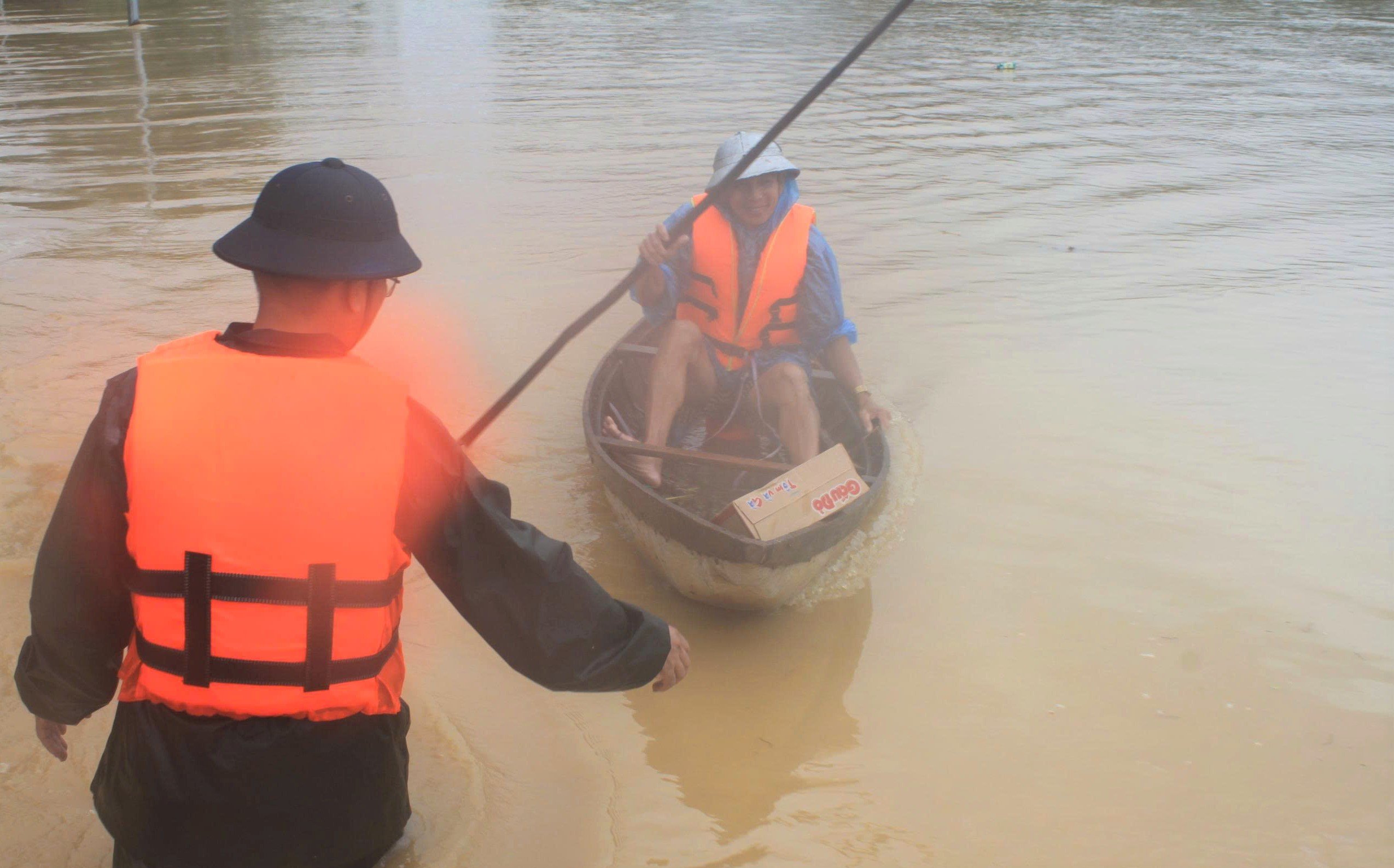 Cán bộ, học viên Học viện Hải quân dầm mình giúp nhân dân trong mưa lũ