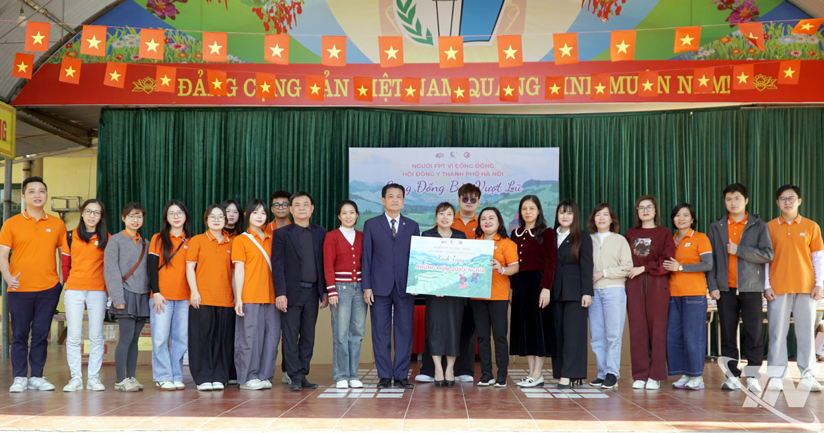 អ្នកឧបត្ថម្ភផ្តល់អំណោយដល់លោកគ្រូ អ្នកគ្រូ និងសិស្សានុសិស្សនៃសាលាបឋមសិក្សា ណយ វយ។