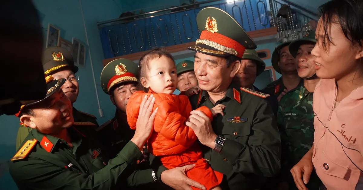 Đại tướng Phan Văn Giang: Bộ đội cần giúp dân sớm dựng lại nhà sau bão lũ