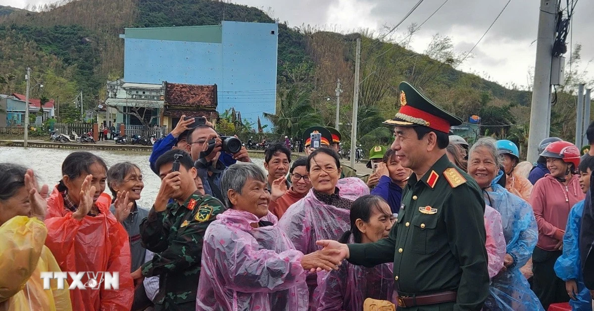 Đại tướng Phan Văn Giang thăm, động viên nhân dân vùng rốn lũ của Gia Lai