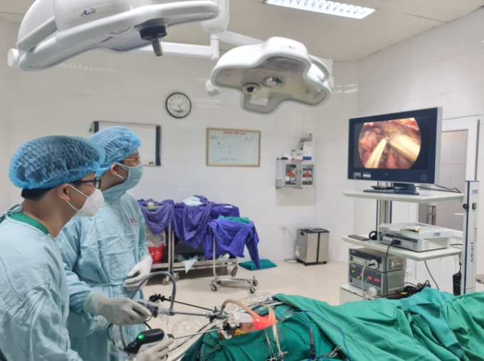 Endoscopic team of doctors performed a transoral thyroid tumor resection at Bai Chay Hospital. Photo: Provided by the hospital