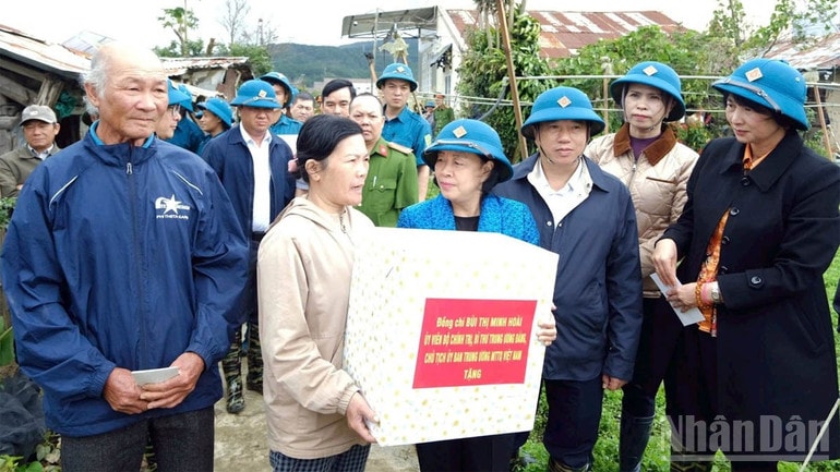 Chairwoman of the Central Committee of the Vietnam Fatherland Front Bui Thi Minh Hoai and Secretary of the Lam Dong Provincial Party Committee Y Thanh Ha Nie Kdam; Deputy Secretary of the Provincial Party Committee, Chairwoman of the Vietnam Fatherland Front Committee of Lam Dong province Pham Thi Phuc presented gifts, visited and encouraged people affected by floods in Ka Do commune. ndo_br_3.jpg