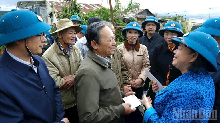Chairman of the Central Committee of the Vietnam Fatherland Front presented gifts to encourage grassroots front cadres. ndo_br_1.jpg
